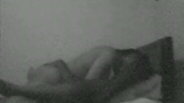 ரோக்கோ சிஃப்ரெடியின் கவர்ச்சியான லியா சில்வர் மற்றும் மார்டினா ஸ்மரால்டியுடன் சோபா ஸ்க்ரூவில்